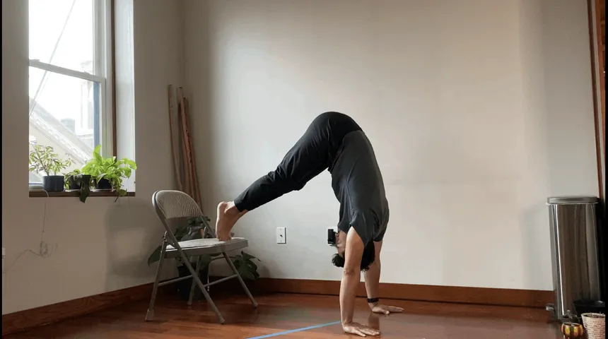 The reasons why handstands hurt your wrists, and solutions