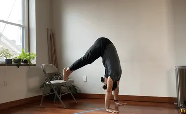 The reasons why handstands hurt your wrists, and solutions