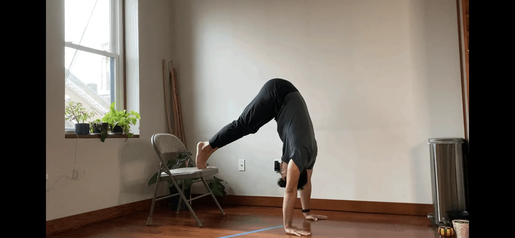 The reasons why handstands hurt your wrists, and solutions